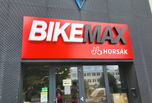 3D světelný nápis Bikemax nad vchodem do prodejny.png
