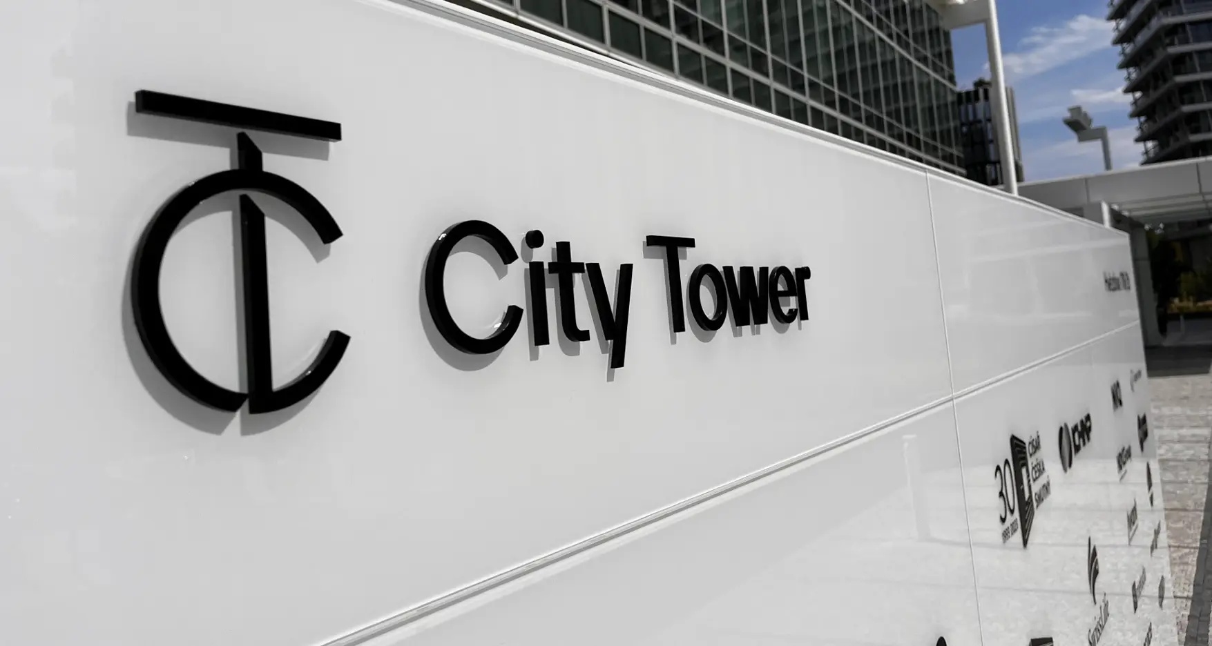 Totem před administrativní budovou City Tower v Praze na Pankráci