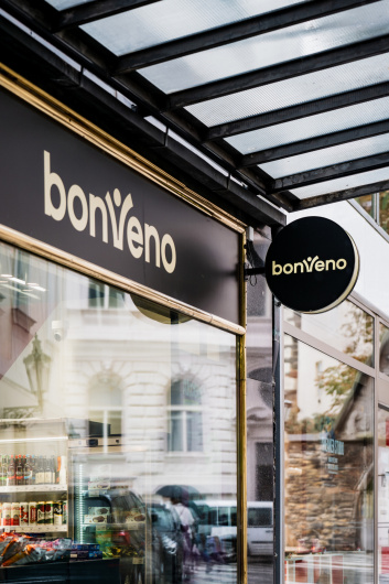 Světelná výstrč na prodejně Bonveno 2 (1).jpg