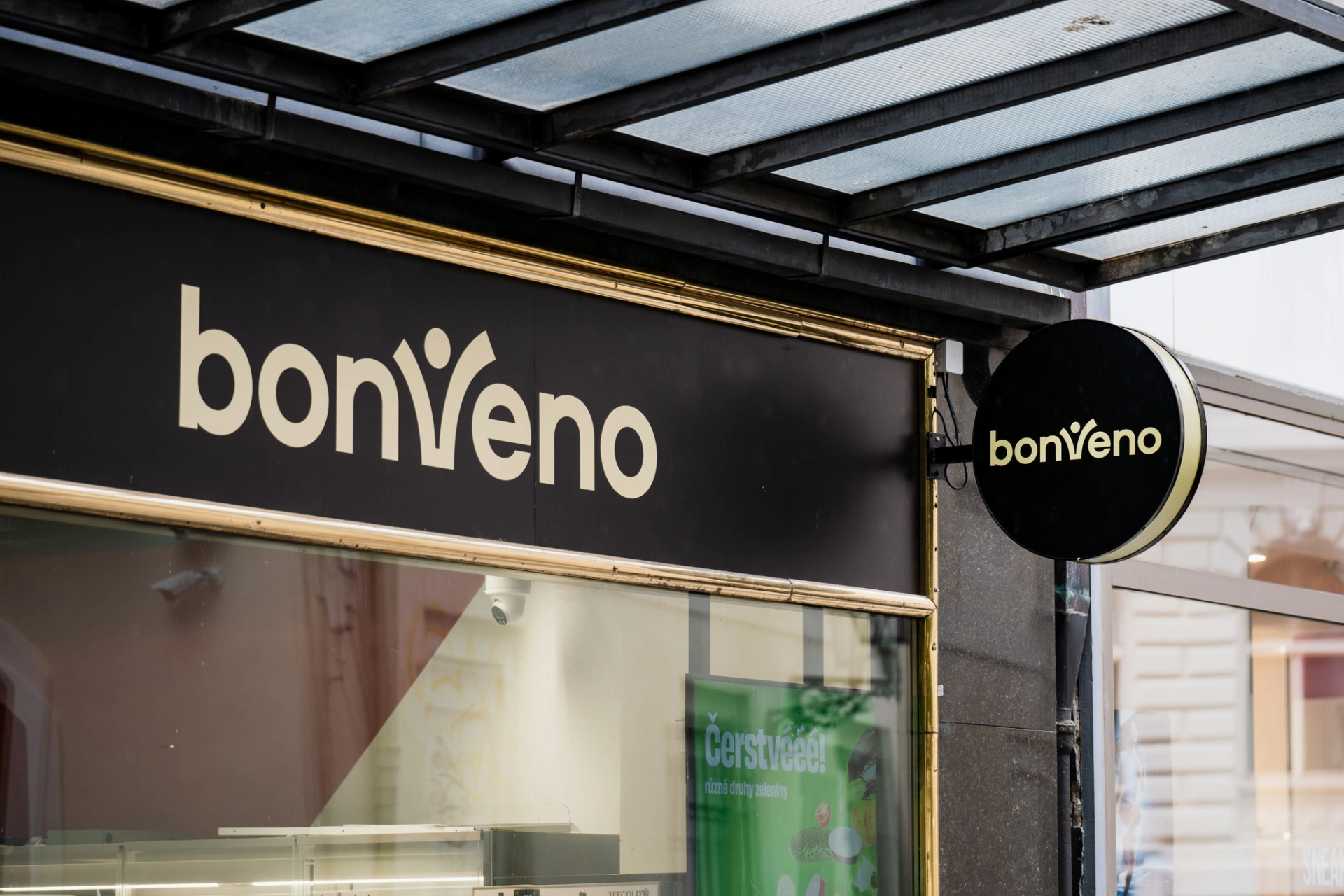 Světelná výstrč na prodejně Bonveno.jpg