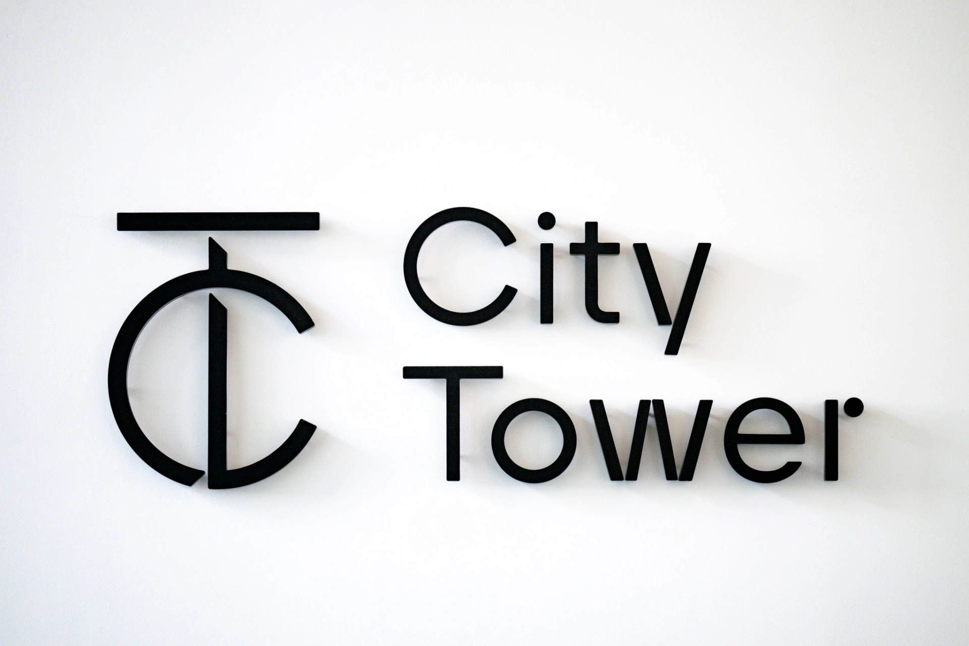 Orientační systém pro budovu City Tower v Praze.jpg
