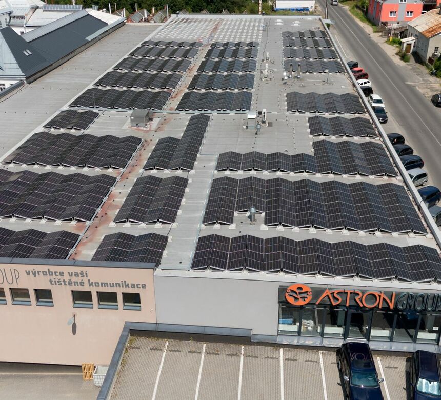 Pohled na výrobní závod ASTRON print s fotovoltaickou elektrárnou na střeše
