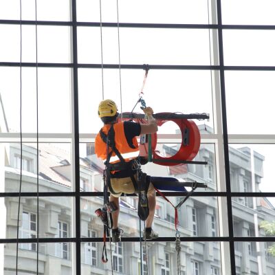 Instalace 3D světelného nápisu TESCO v budově Máj v Praze - 1.jpg