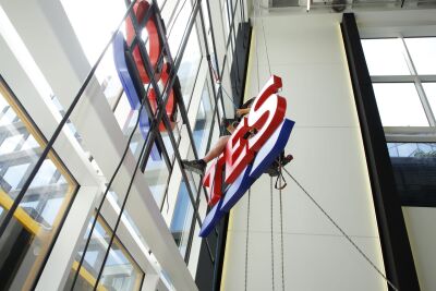 Instalace 3D světelného nápisu TESCO v budově Máj v Praze - 5.jpg